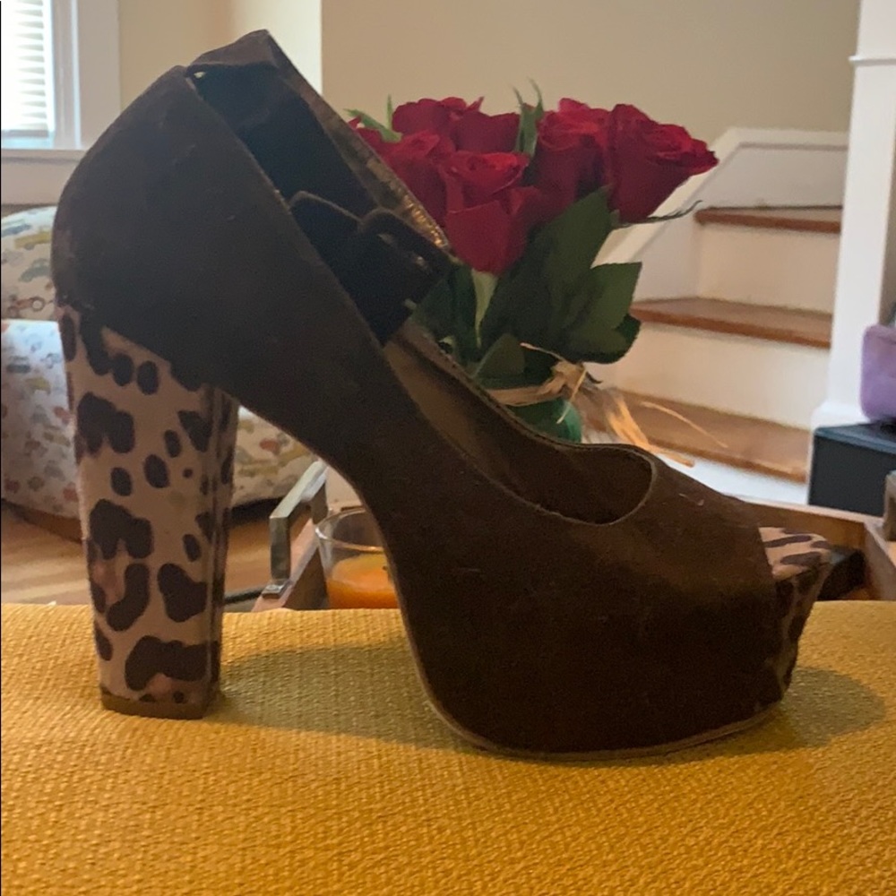 Brown suede leopard print large heel peep toes 8.5